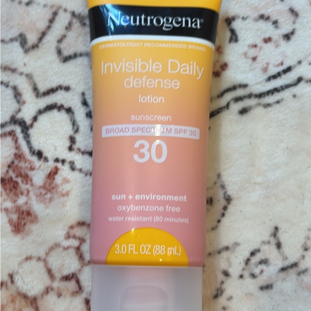 Neutrogena Invisible Daily Defense Lotion - Peach to Yellow Gradient